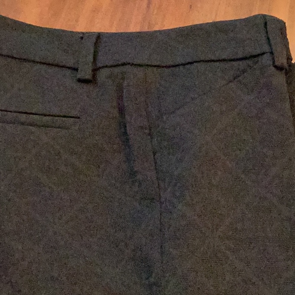 Womyn  trouser. Like new! Black embossed texture. Size 6